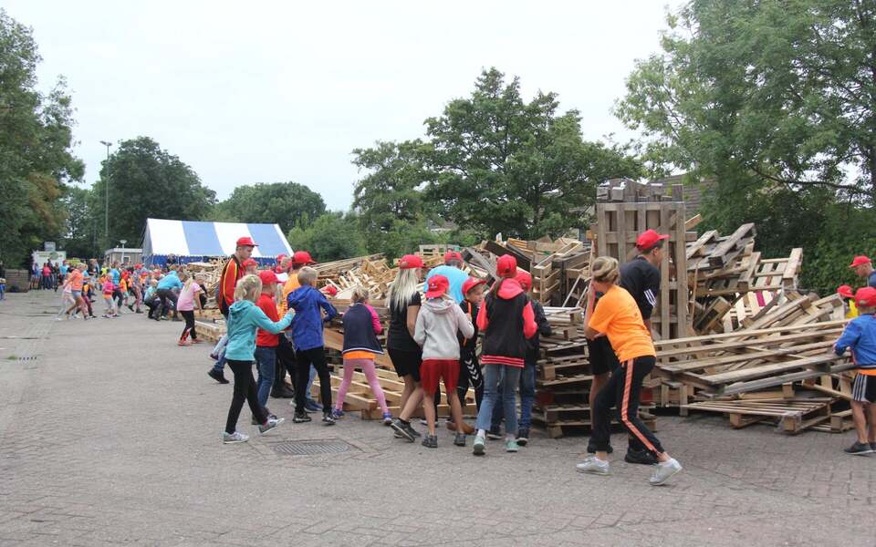 spikerdoarp hallum spijkers hutten bouwen pallets hout spijkerdorp pallet