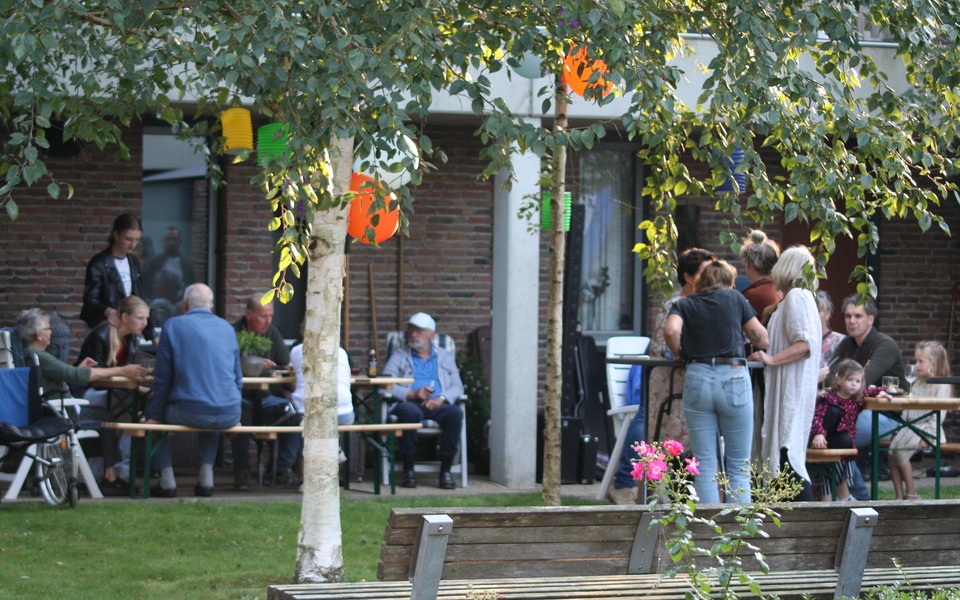 BBQ fidesta offingaburg ouderenzorg kleinschalig wonen samen eten en genieten bomen bankjes drinken eten wijn glazen balonnen 