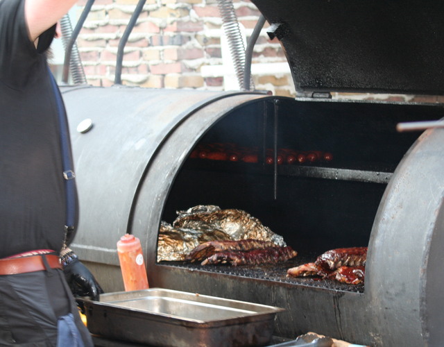 BBQ fidesta offingaburg ouderenzorg kleinschalig wonen samen eten en genieten big smoker spareribs