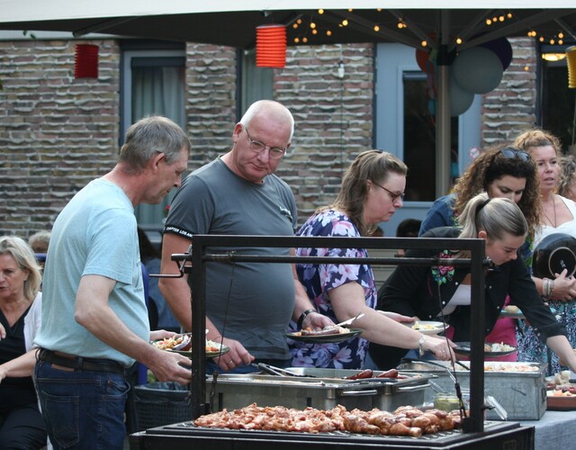 BBQ fidesta offingaburg ouderenzorg kleinschalig wonen samen eten en genieten