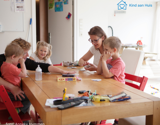 Kind aan Huis humanitas cup cakes kind ouder verzorger blij lachen speeltje spelen tafel zitten