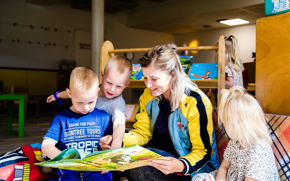 Voorleespret voorlezen lezen pret kinderen leren bibliotheek hallum juf  boek boeken boekje