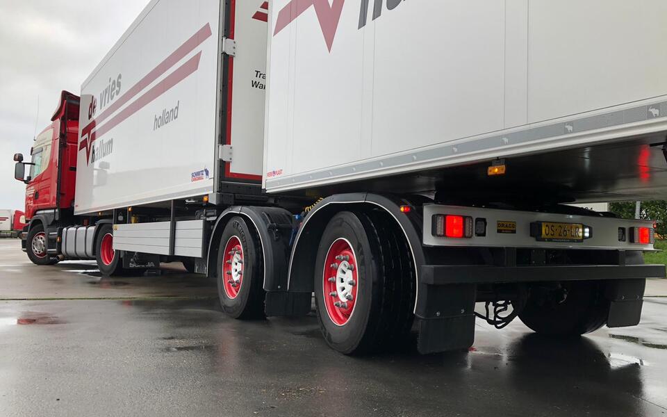 vrachtauto trailer truck combinatie hallumer ondernemers club hallum wielen banden asfalt rijden