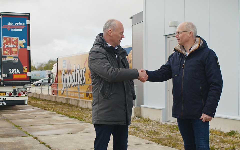 Hellema Hallum BV De Vries transporten transport vrachtwagen vrachtauto trailer smoeltjes koekjes gerrit douwe